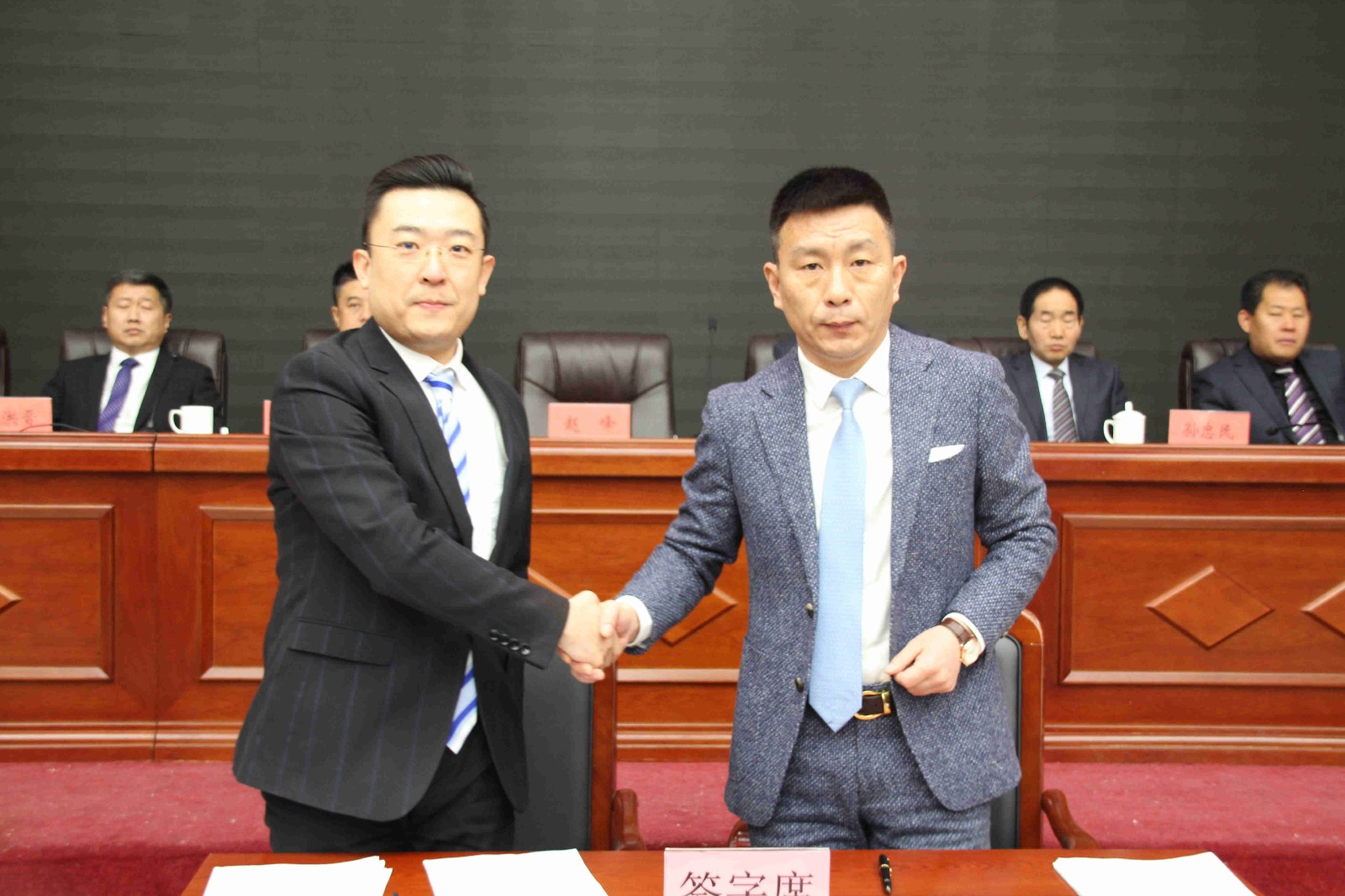 8趙峰總裁同部門負責(zé)人簽署目標(biāo)責(zé)任書_副本.jpg